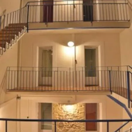 Le Calme D'un Joli Patio En Centre-ville Daire